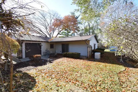 Exterior - 1000 Apple Valley Dr, Bartlett, IL 60103 photo 4 of 4