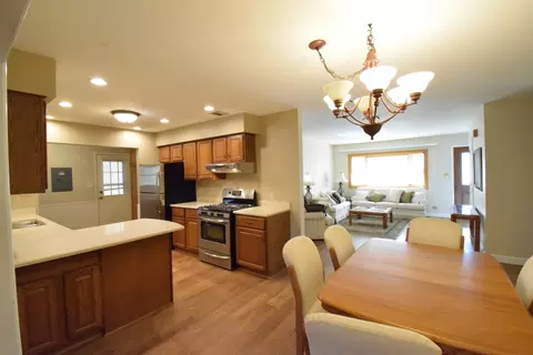 Kitchen - 1000 Apple Valley Dr, Bartlett, IL 60103 photo 3 of 4