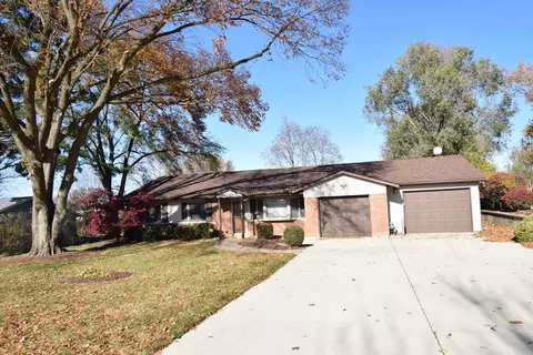 1000 Apple Valley Dr, Bartlett, IL 60103
