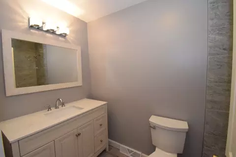 Bath - 1000 Apple Valley Dr, Bartlett, IL 60103 photo 2 of 3