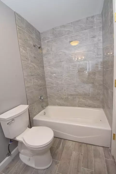 Bath - 1000 Apple Valley Dr, Bartlett, IL 60103 photo 3 of 3