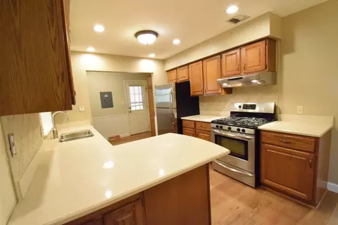 Kitchen - 1000 Apple Valley Dr, Bartlett, IL 60103 photo 1 of 4