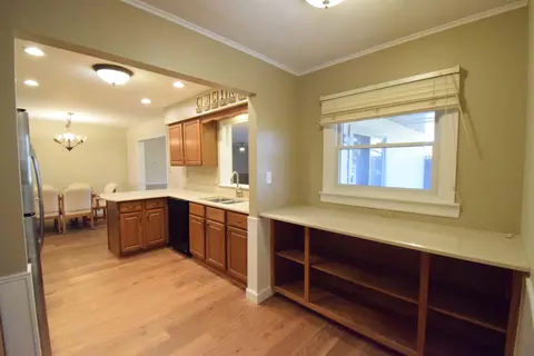 Kitchen - 1000 Apple Valley Dr, Bartlett, IL 60103 photo 4 of 4
