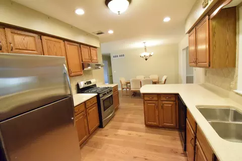 Kitchen - 1000 Apple Valley Dr, Bartlett, IL 60103 photo 2 of 4