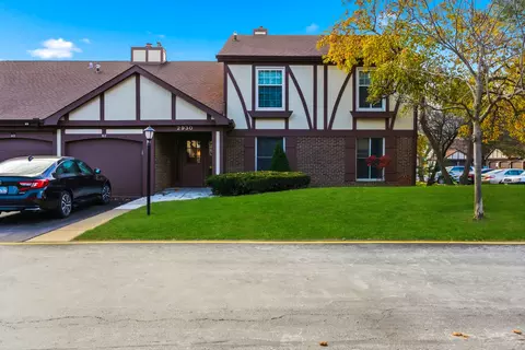 2930 Northampton Dr, Rolling Meadows, IL 60008 photo 1