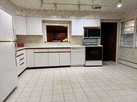 Kitchen - 714 E Thacker St, Des Plaines, IL 60016 photo 3 of 3