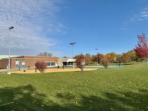 Exterior - 714 E Thacker St, Des Plaines, IL 60016 photo 10 of 13