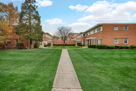 706 E Shabonee Trl, Mount Prospect, IL 60056