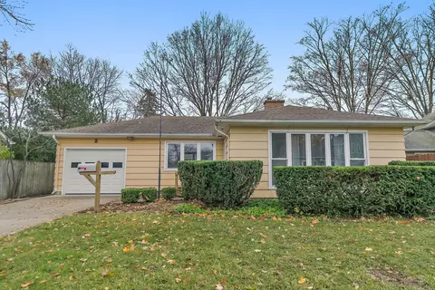 2 Adams St, East Dundee, IL 60118