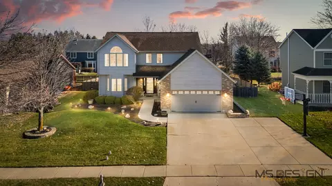 932 Foxpointe Dr, Sycamore, IL 60178