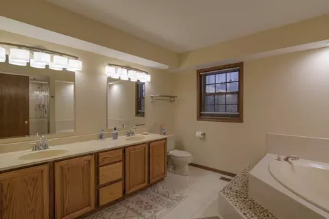 Bath - 1995 Salem Rd, Elgin, IL 60123 photo 2 of 3