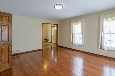 Living - 1995 Salem Rd, Elgin, IL 60123 photo 2 of 6