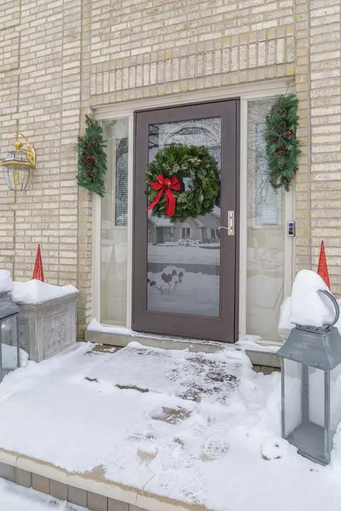 Entry Way - 1995 Salem Rd, Elgin, IL 60123 photo 1 of 2
