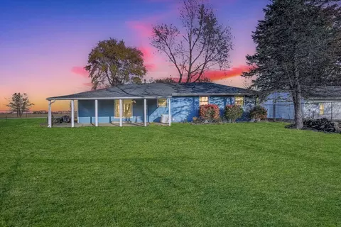 Exterior - 849 N Piatt St, Bement, IL 61813 photo 6 of 6
