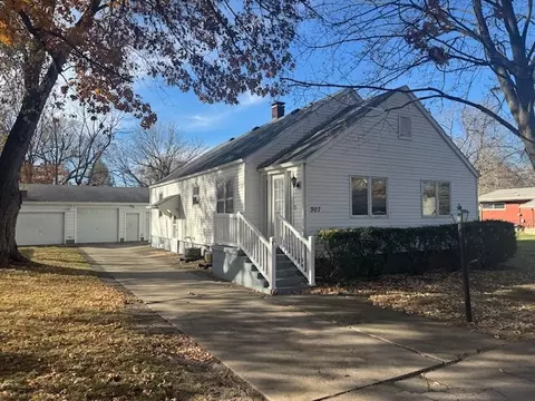 307 N Linden St, Clinton, IL 61727