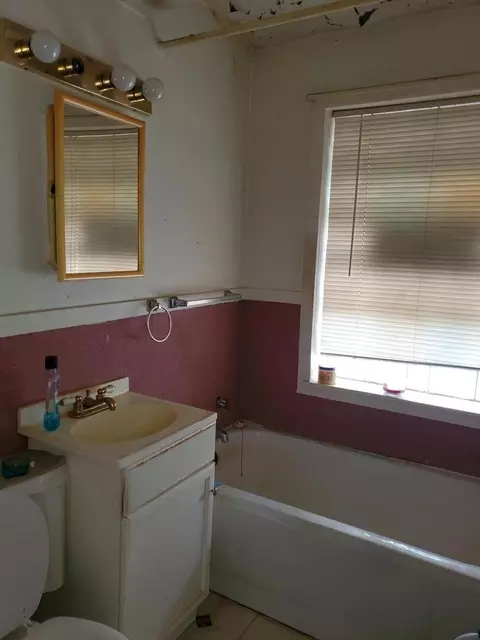 Bath - 9213 S Forest Ave, Chicago, IL 60619 photo 1 of 3