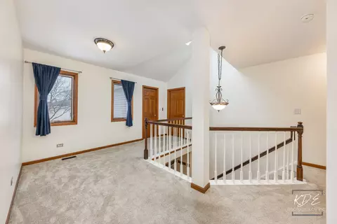Entry Way - 515 Cimarron Dr W, Aurora, IL 60504 photo 2 of 3