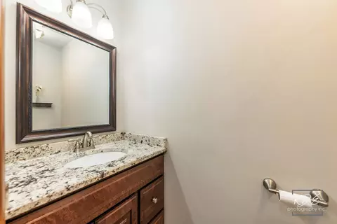Bath - 515 Cimarron Dr W, Aurora, IL 60504 photo 2 of 5