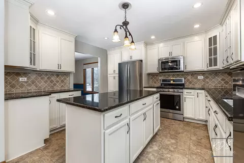 Kitchen - 515 Cimarron Dr W, Aurora, IL 60504 photo 2 of 6