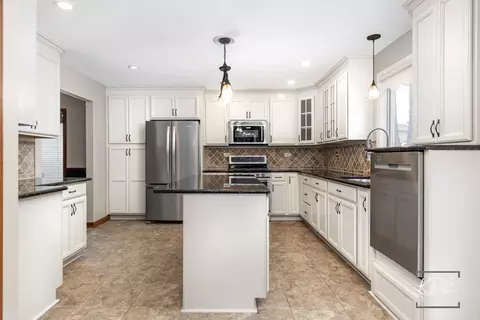 Kitchen - 515 Cimarron Dr W, Aurora, IL 60504 photo 3 of 6
