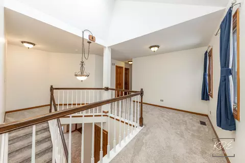Entry Way - 515 Cimarron Dr W, Aurora, IL 60504 photo 3 of 3