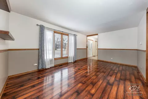 Living - 515 Cimarron Dr W, Aurora, IL 60504 photo 4 of 9