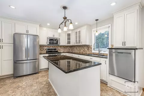 Kitchen - 515 Cimarron Dr W, Aurora, IL 60504 photo 4 of 6