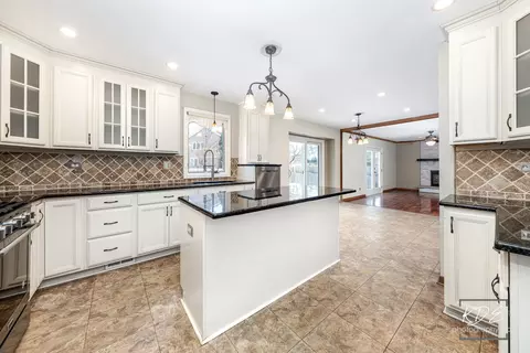 Kitchen - 515 Cimarron Dr W, Aurora, IL 60504 photo 5 of 6