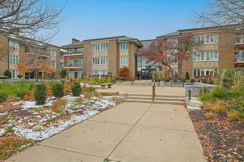 1 Oak Brook Club Dr #B-301, Oak Brook, IL 60523