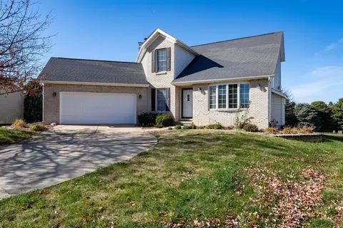 2822 Chesapeake Ln, Bloomington, IL 61704