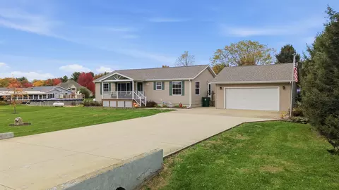 28902 Carriage Dr, Sterling, IL 61081