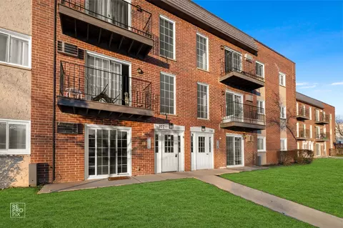 107 W Elk Trl #106, Carol Stream, IL 60188