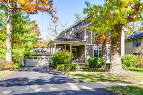 216 E Sheridan Pl, Lake Bluff, IL 60044