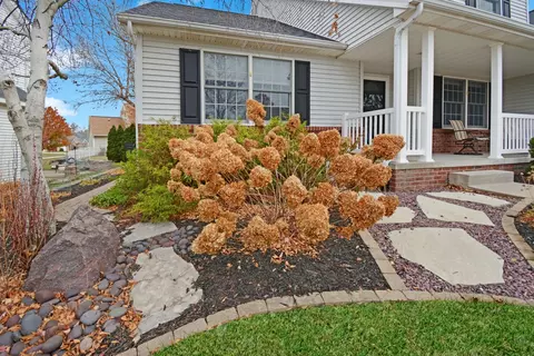 35 Greythorne Cir, Bloomington, IL 61704 photo 3