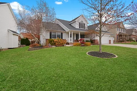 35 Greythorne Cir, Bloomington, IL 61704 photo 2