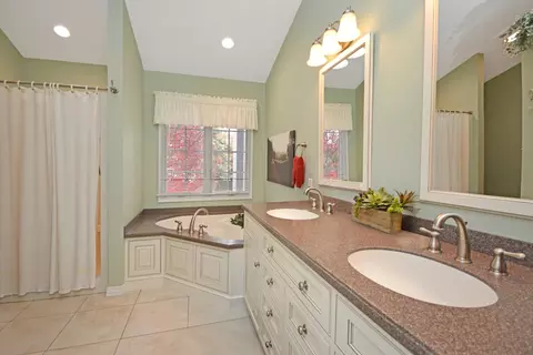 35 Greythorne Cir, Bloomington, IL 61704 photo 35