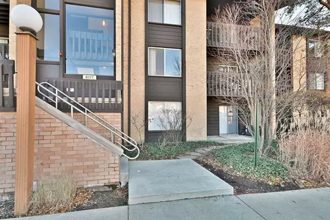 6177 Knoll Wood Rd #102, Willowbrook, IL 60527