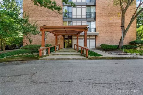 5820 Oakwood Dr #1A, Lisle, IL 60532