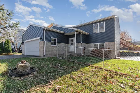 135 Lotus Dr, Lakemoor, IL 60051