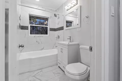 Bath - 6813 S Champlain Ave, Chicago, IL 60637 photo 1 of 1