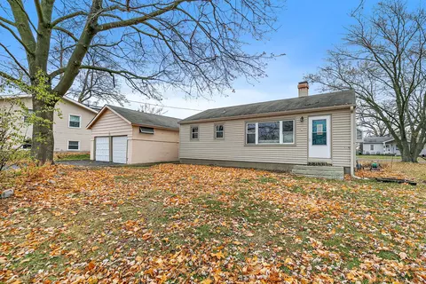 70 Hilltop Dr, Lake In The Hills, IL 60156