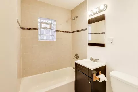 Bath - 4640 N Saint Louis Ave, Chicago, IL 60625 photo 2 of 3