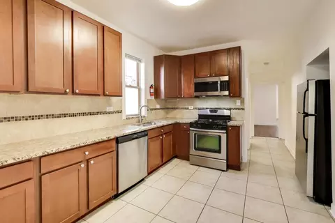 Kitchen - 4640 N Saint Louis Ave, Chicago, IL 60625 photo 4 of 4