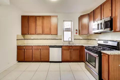 Kitchen - 4640 N Saint Louis Ave, Chicago, IL 60625 photo 3 of 4
