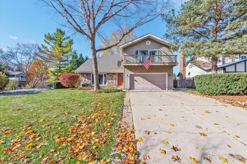 900 Sarasota Ln, Crystal Lake, IL 60014