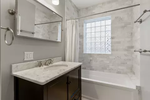 Bath - Undisclosed, Chicago, IL 60657 photo 2 of 4