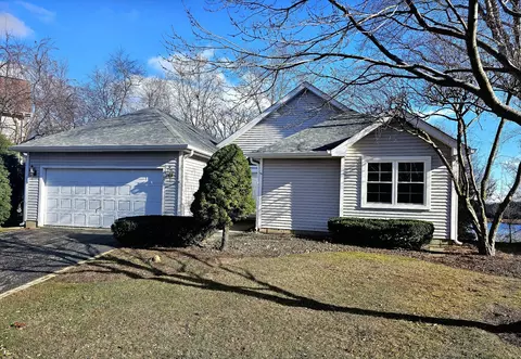 186 N Crooked Lake Ln, Lindenhurst, IL 60046