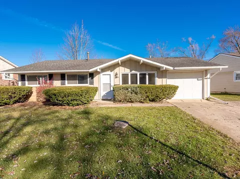 724 Surrey Dr, Streamwood, IL 60107