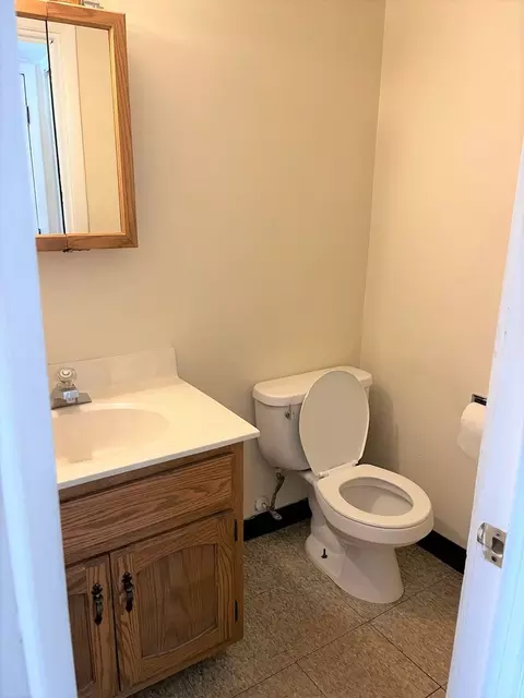 Bath - 334 Joan Ct #B, Bartlett, IL 60103 photo 1 of 2
