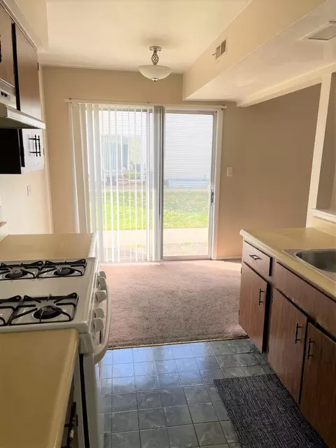 Kitchen - 334 Joan Ct #B, Bartlett, IL 60103 photo 2 of 3